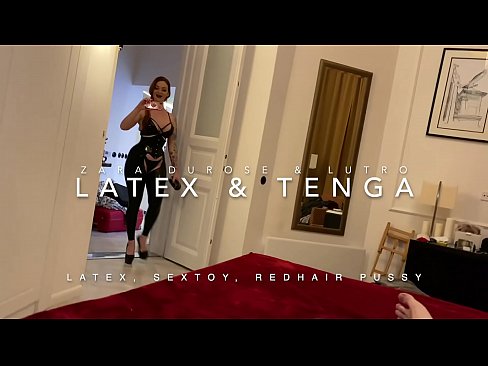 ❤️ Nwa nkịrịkọ na-acha uhie uhie yi uwe latex nke nnochi anya Anal video ❌